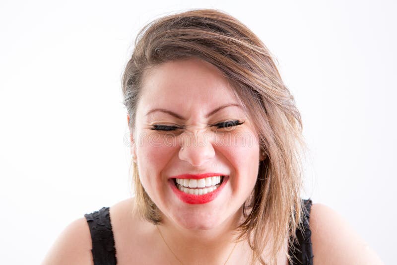 Cara de la mujer en risa dentuda con los ojos cerrados