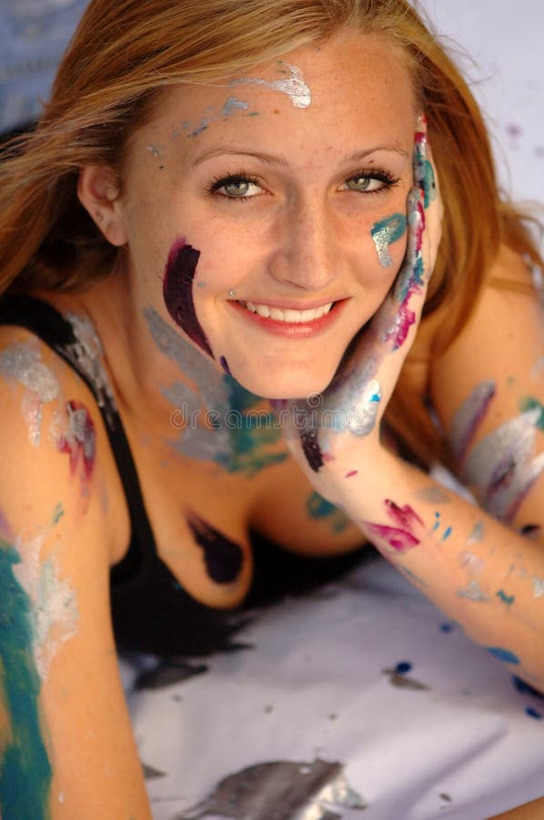 Cara de la mujer joven cubierta en pintura fotos de archivo Cara de la mujer joven cubierta en pintura fotos de archivo