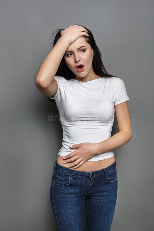 Cara de la mujer que expresa el choque o el dolor, sorpresa foto de archivo libre de regalías Cara de la mujer que expresa el choque o el dolor, sorpresa foto de archivo libre de regalías