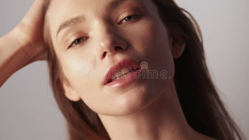 Cara de maquillaje desnuda de una mujer sonriente