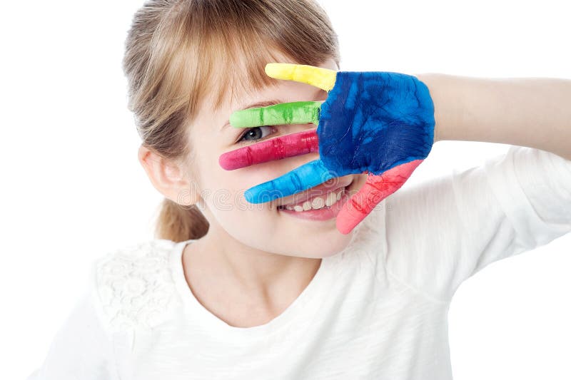 Cara de ocultación del niño con su mano coloreada foto de archivo Cara de ocultación del niño con su mano coloreada foto de archivo