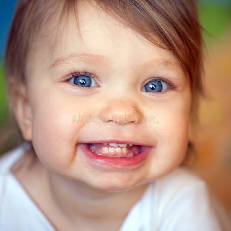 Cara de ojos azules feliz del bebé fotos de archivo libres de regalías Cara de ojos azules feliz del bebé fotos de archivo libres de regalías