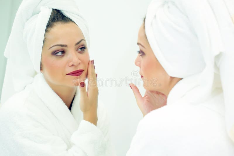 A cara de uma mulher Tratamentos dos termas Cabeça envolvida com uma toalha branca imagem de stock royalty free A cara de uma mulher Tratamentos dos termas Cabeça envolvida com uma toalha branca imagem de stock royalty free