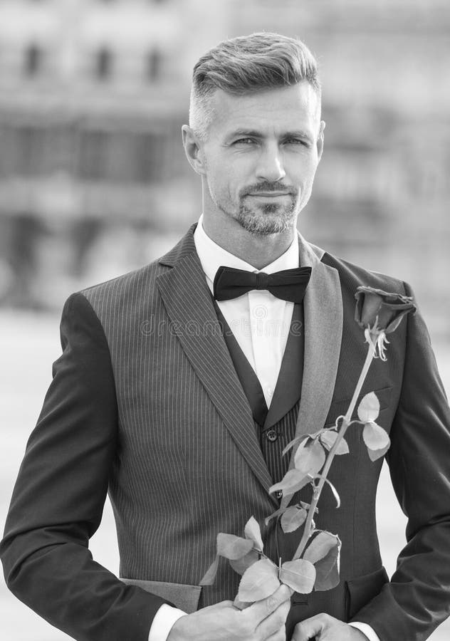Cara del hombre en esmoquín en ocasión romántica. hombre con presente romántico. bello hombre romántico foto de archivo libre de regalías