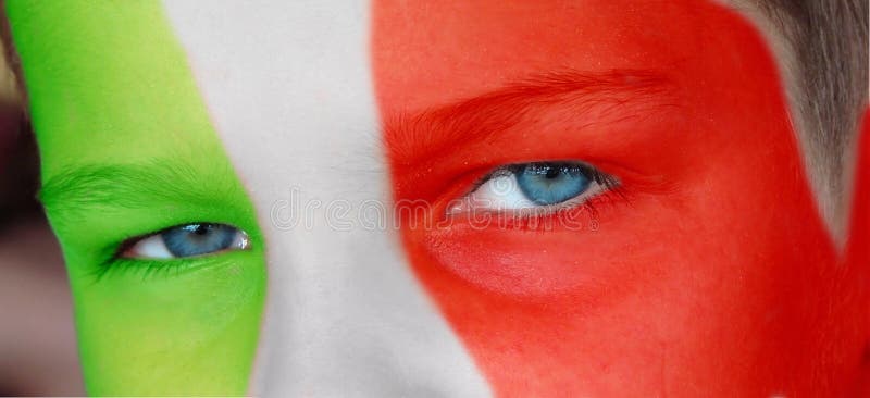 Cara del niño con una bandera italiana pintada fotos de archivo libres de regalías Cara del niño con una bandera italiana pintada fotos de archivo libres de regalías