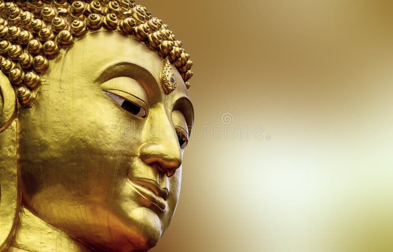Cara do close up da estátua buddha grande em Ásia Tailândia colorido dourado no fundo amarelo do borrão foto de stock Cara do close up da estátua buddha grande em Ásia Tailândia colorido dourado no fundo amarelo do borrão foto de stock