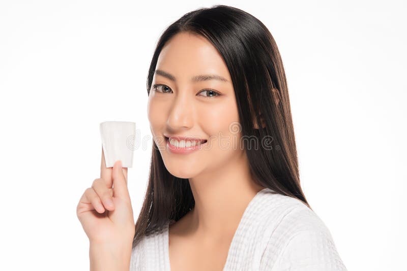 Cara hermosa de la mujer joven con cierre fresco limpio de la piel para arriba en blanco Retrato de la belleza Sonrisa hermosa de fotos de archivo libres de regalías Cara hermosa de la mujer joven con cierre fresco limpio de la piel para arriba en blanco Retrato de la belleza Sonrisa hermosa de fotos de archivo libres de regalías
