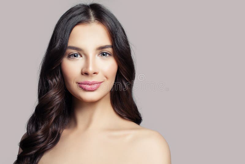 Cara Hermosa De La Mujer Modelo Femenino Sonriente Con El Pelo Rizado Largo  En Fondo Rosado Imagen de archivo - Imagen de sala, cosméticos: 135997871