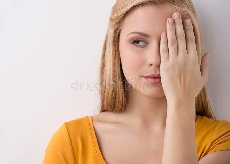 Mulher loira bonita a cobrir o rosto fotos de stock royalty free