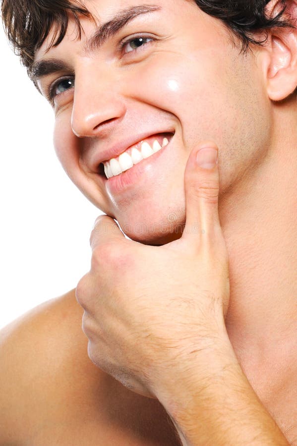 Cara masculina cleanshaven feliz con una sonrisa dentuda