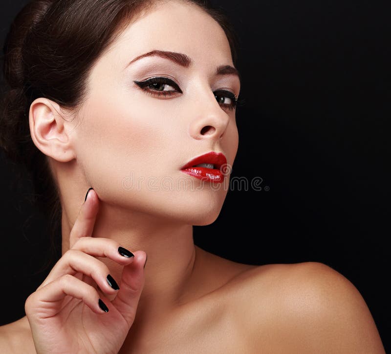 Cara perfeita da mulher da composição com bordos vermelhos e os pregos pretos imagem de stock royalty free Cara perfeita da mulher da composição com bordos vermelhos e os pregos pretos imagem de stock royalty free