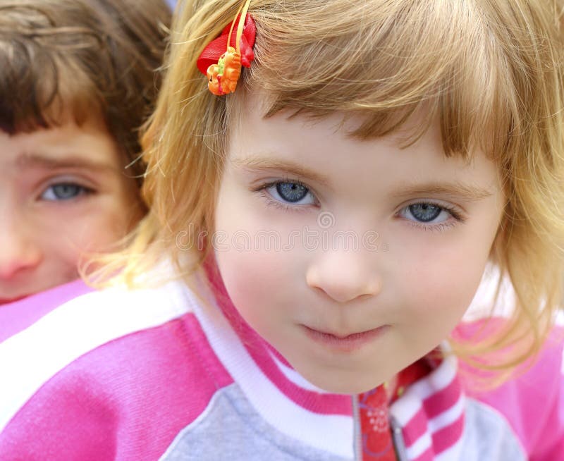Cara que gesticula divertida del retrato rubio de la niña imagenes de archivo
