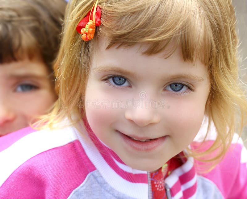 Cara que gesticula divertida del retrato rubio de la niña imagen de archivo libre de regalías