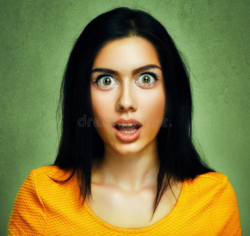 Cara sorprendida de la mujer chocada sorprendente foto de archivo
