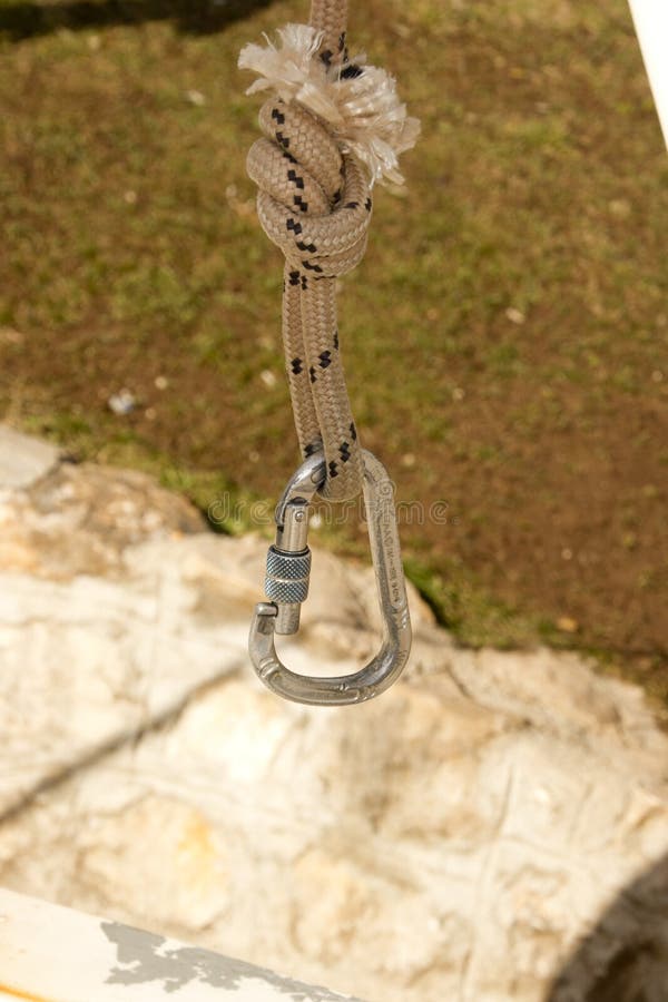 Carabiner op de kabel royalty-vrije stock afbeelding Carabiner op de kabel royalty-vrije stock afbeelding