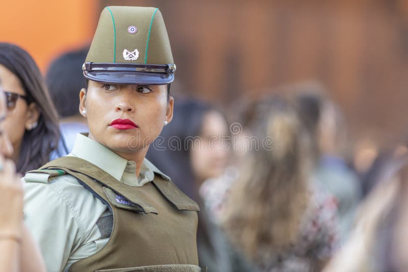 Carabinero警察在圣地亚哥街道的妇女画象在妇女的天8M期间在圣地亚哥de智利 免版税库存图片 Carabinero警察在圣地亚哥街道的妇女画象在妇女的天8M期间在圣地亚哥de智利 免版税库存图片