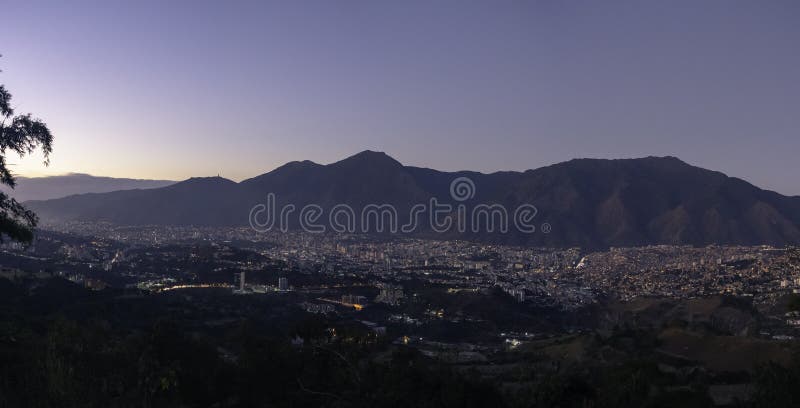 Caracas avec la montagne d'Avila images libres de droits Caracas avec la montagne d'Avila images libres de droits
