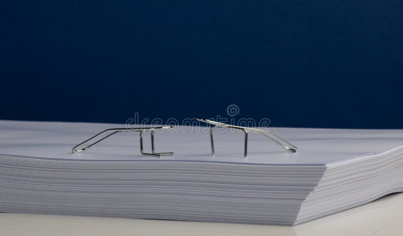 Caractères de trombone faisant des exercices sur la rame de papier images stock Caractères de trombone faisant des exercices sur la rame de papier images stock