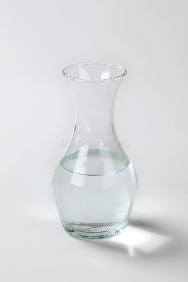 Carafe de l'eau image stock. Image du assiette, projectile 60832771