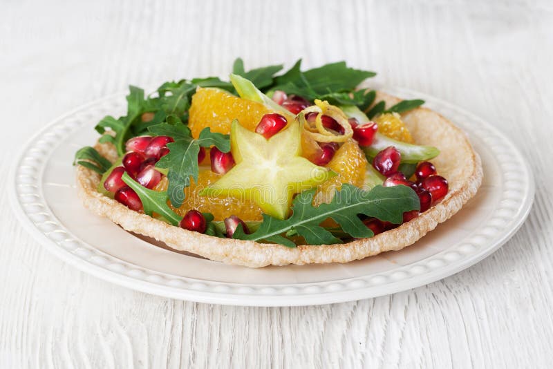 Carambolasalade met sinaasappel, arugula, granaat, korrel, houten lijst royalty-vrije stock afbeeldingen Carambolasalade met sinaasappel, arugula, granaat, korrel, houten lijst royalty-vrije stock afbeeldingen