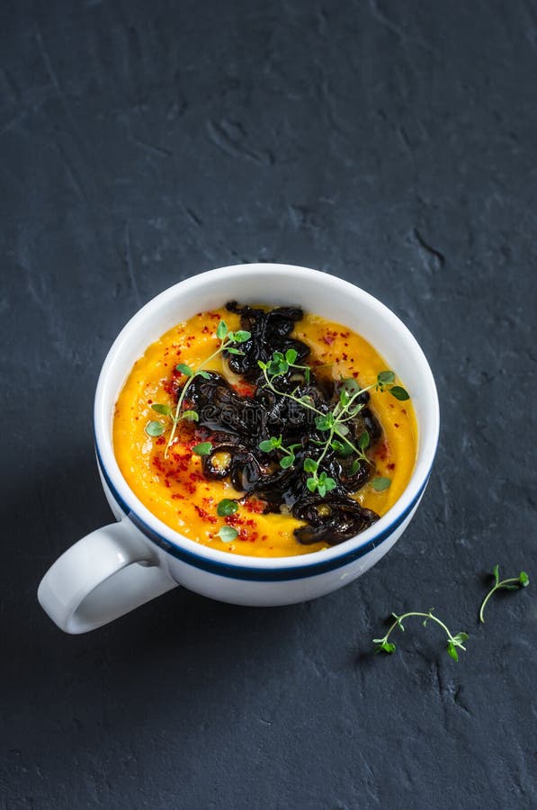 Caramelized balsamic soppa för lökpumpapuré på mörk bakgrund, bästa sikt arkivbild Caramelized balsamic soppa för lökpumpapuré på mörk bakgrund, bästa sikt arkivbild