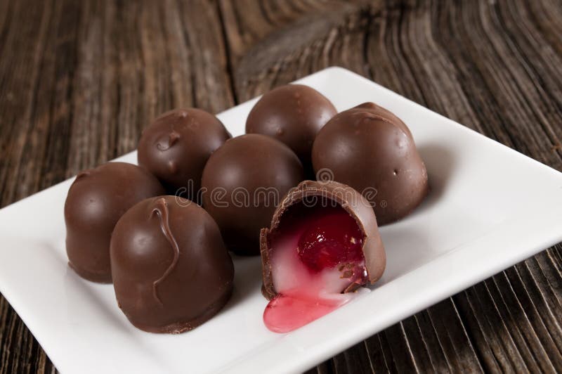 Caramella di cioccolato riempita ciliegia, piatto