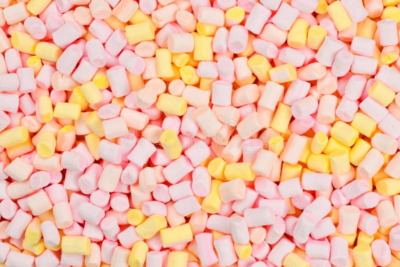 Caramella gommosa e molle Fondo del rosa e di mini caramelle gommosa e molle variopinte gialle fotografia stock libera da diritti Caramella gommosa e molle Fondo del rosa e di mini caramelle gommosa e molle variopinte gialle fotografia stock libera da diritti