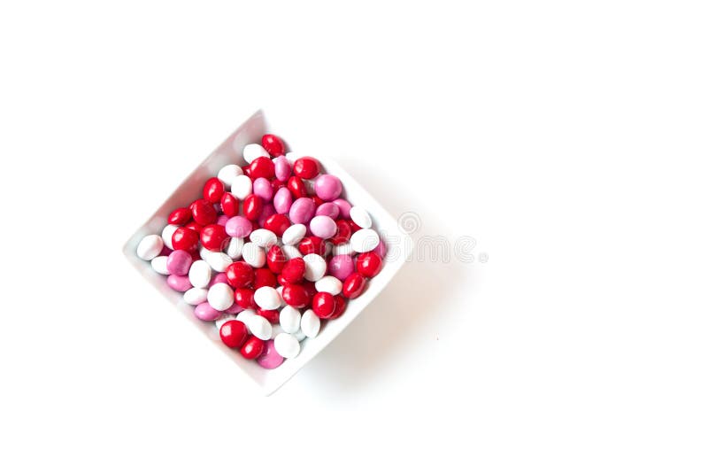 Caramella rivestita rossa, bianca, rosa variopinta del biglietto di S. Valentino in un isola della ciotola fotografia stock libera da diritti Caramella rivestita rossa, bianca, rosa variopinta del biglietto di S. Valentino in un isola della ciotola fotografia stock libera da diritti