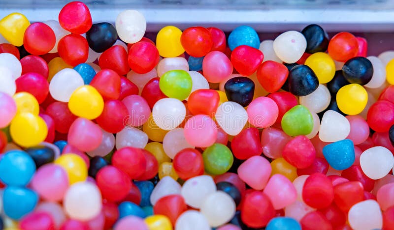 Caramelle alla rinfusa di colore rosso piccolo e rosa uniche di gelatina rotonda di gelatina gummia deliziosa caramella alla rinfu fotografia stock