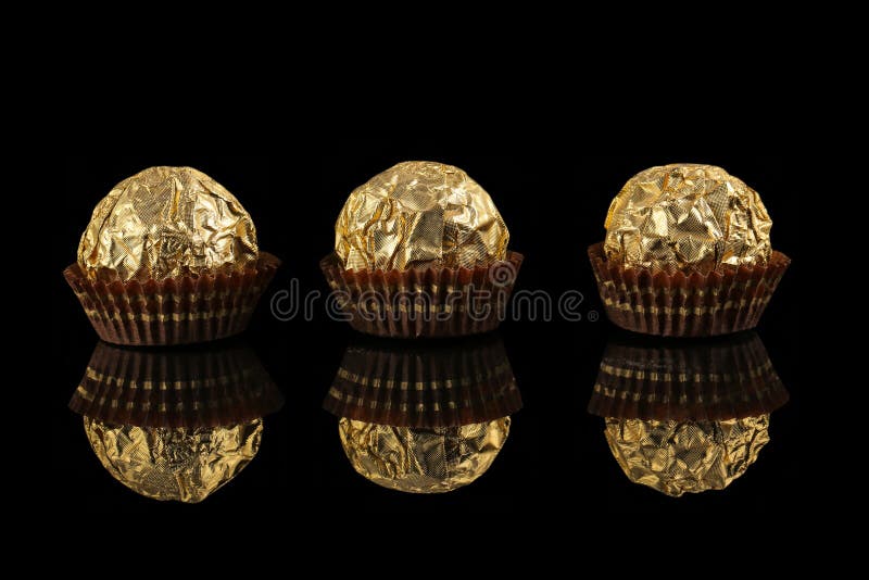 Caramelle Avvolte In Oro E Ricoperte In Uno Sfondo Nero Immagine Stock Immagine Di Alimento Dolce 163741901