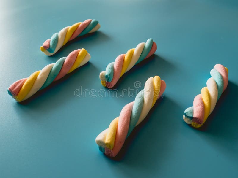Caramelle con forma della nuvola su un fondo blu fotografia stock libera da diritti Caramelle con forma della nuvola su un fondo blu fotografia stock libera da diritti