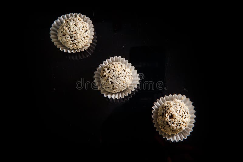 Caramelle fatte a mano del giro utile di vista superiore tre con i semi di sesamo fotografia stock Caramelle fatte a mano del giro utile di vista superiore tre con i semi di sesamo fotografia stock