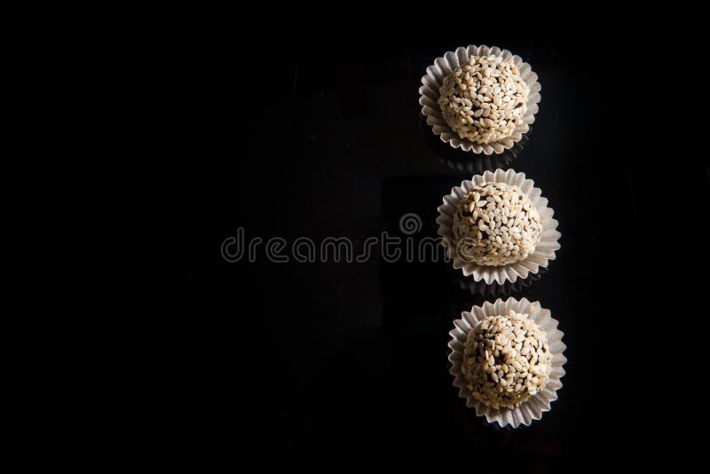 Caramelle fatte a mano del giro utile di vista superiore tre con i semi di sesamo immagini stock libere da diritti Caramelle fatte a mano del giro utile di vista superiore tre con i semi di sesamo immagini stock libere da diritti