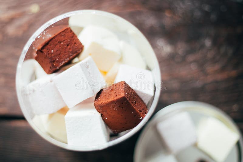 Caramelle gommosa e molle casalinghe deliziose - cioccolato, papaia, vaniglia e immagine stock libera da diritti Caramelle gommosa e molle casalinghe deliziose - cioccolato, papaia, vaniglia e immagine stock libera da diritti