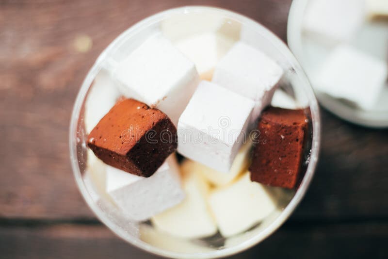 Caramelle gommosa e molle casalinghe deliziose - cioccolato, papaia, vaniglia e fotografia stock libera da diritti Caramelle gommosa e molle casalinghe deliziose - cioccolato, papaia, vaniglia e fotografia stock libera da diritti
