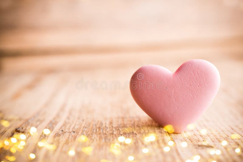 Caramelo coralino de vida del corazón en un fondo de madera Tarjeta greating del día de tarjetas del día de San Valentín imagen de archivo libre de regalías Caramelo coralino de vida del corazón en un fondo de madera Tarjeta greating del día de tarjetas del día de San Valentín imagen de archivo libre de regalías
