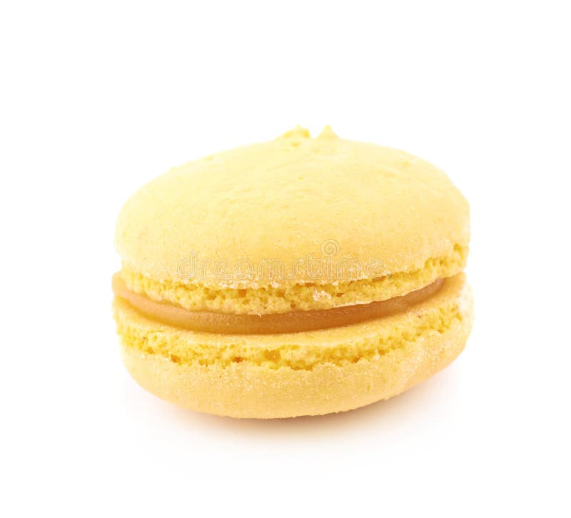 Solo caramelo de los macarrones aislado sobre el fondo blanco