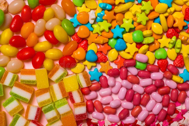 Caramelo, dulces, melcocha en un fondo brillante Modelo del caramelo fotos de archivo libres de regalías Caramelo, dulces, melcocha en un fondo brillante Modelo del caramelo fotos de archivo libres de regalías