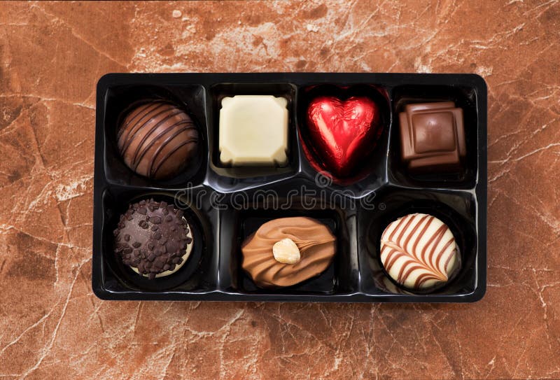 Caramelos de chocolate en una caja imagen de archivo libre de regalías Caramelos de chocolate en una caja imagen de archivo libre de regalías
