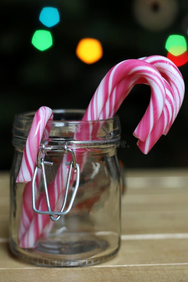 Caramelos de la Navidad en un tarro de los glas imagen de archivo libre de regalías Caramelos de la Navidad en un tarro de los glas imagen de archivo libre de regalías