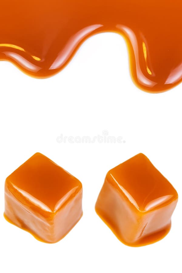 Caramelos del caramelo y salsa del caramelo aislada en un fondo blanco Caramelo de oro del caramelo del caramelo