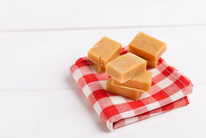 Caramelos frescos del dulce de azúcar del caramelo en el fondo rústico blanco imagen de archivo libre de regalías Caramelos frescos del dulce de azúcar del caramelo en el fondo rústico blanco imagen de archivo libre de regalías