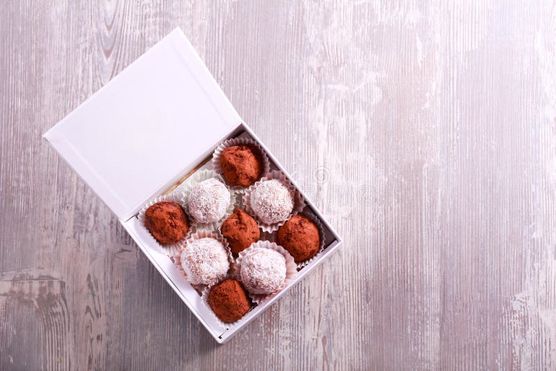 Caramelos hechos en casa de la trufa y de la fruta en una caja fotos de archivo Caramelos hechos en casa de la trufa y de la fruta en una caja fotos de archivo
