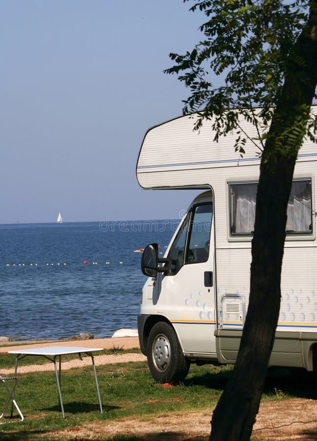 Caravan bij het kampeerterrein Caravan bij het kampeerterrein