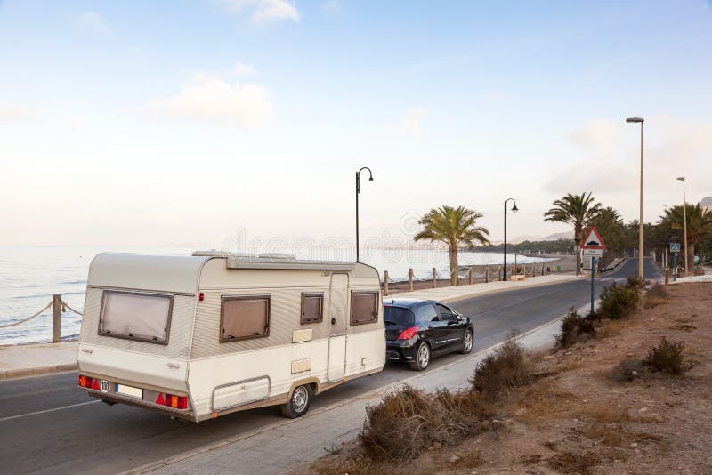 Caravane de remorque à la côte méditerranéenne image stock Caravane de remorque à la côte méditerranéenne image stock