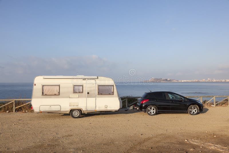 Caravane de remorque à la côte méditerranéenne images stock Caravane de remorque à la côte méditerranéenne images stock