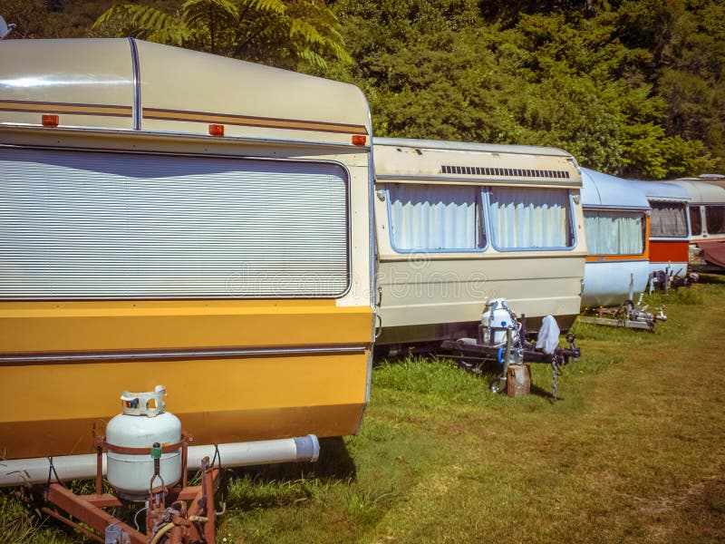 Caravanes de vintage dans une rangée photo stock Caravanes de vintage dans une rangée photo stock