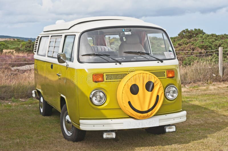 Caravanette της VW με το πρόσωπο smiley