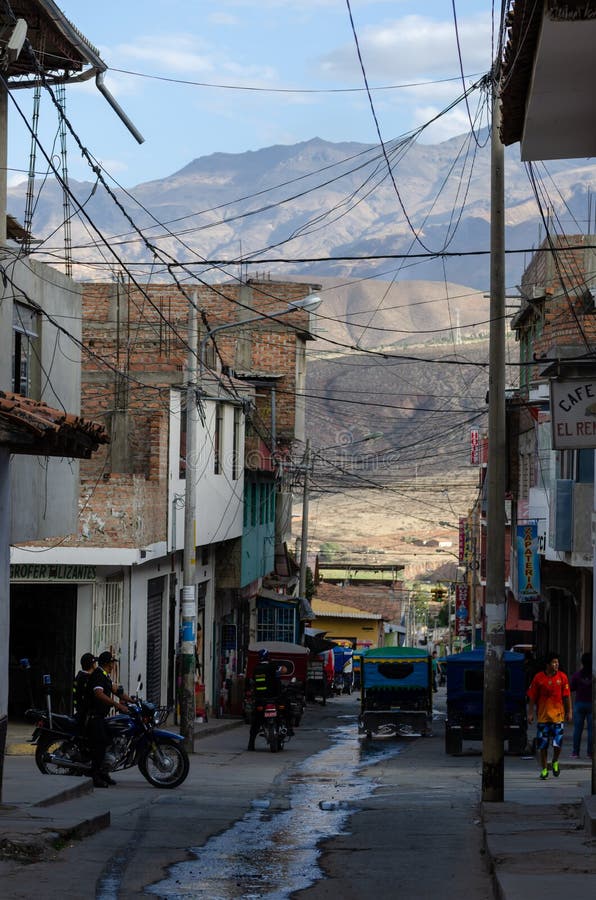 Caraz, Peru, 19. Juli 2010: typisch peruanische Stadt mit Motorradfahrzeugen und Polizeibeamten stockfoto Caraz, Peru, 19. Juli 2010: typisch peruanische Stadt mit Motorradfahrzeugen und Polizeibeamten stockfoto