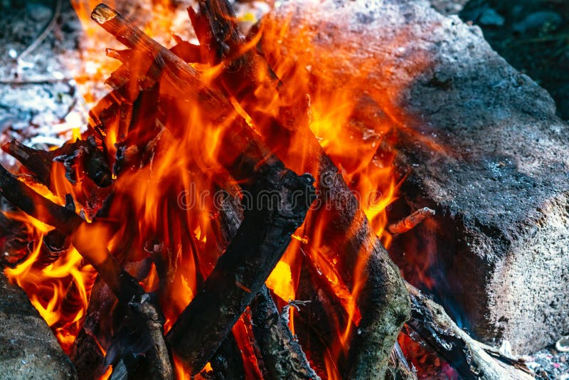 Carbón Vegetal Para Barbacoa Con Fondo De Llama Imagen de archivo - Imagen  de calor, oscuro: 247984061